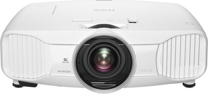 Epson EH-TW7200 hvid videoprojektor set forfra, centreret linse, sideventilationsgitre, frontal infrarød sensor