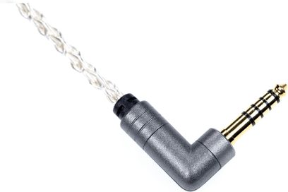 Kabel iFi Audio iEMatch 4.4, zahnutý 4,4mm jack, pozlacený kovový konektor, šedý plastový plášť, stříbrně opletený kabel, detailní záběr