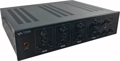Amplificatore hi-fi stereo Taga Harmony TA-900MULTI, vista di tre quarti anteriore sinistra, pannello frontale nero, 4 zone di controllo, manopola del volume, interruttore di alimentazione con spia luminosa arancione