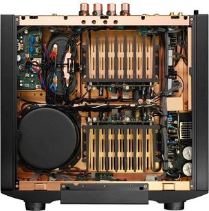 Ampli hi-fi stereo Marantz PM-11S3 černý, pohled na vnitřní elektronické a mechanické součásti, měděné trubky, chladič