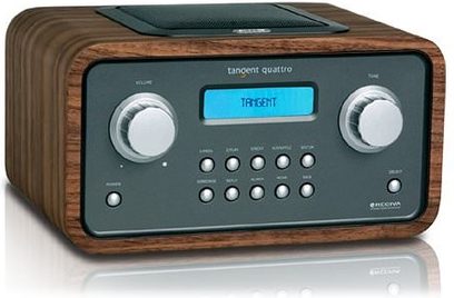 Skaitmeninis medinis Tangent Quattro radijas, juoda priekinė dalis su mėlynu LCD ekranu, sidabriniai rankenėlės ir mygtukai, vaizdas iš priekio