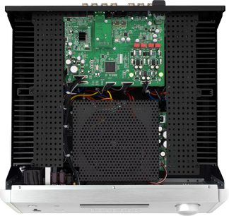 Rotel RA-1592 MKII sort hi-fi stereoforstærker, indvendigt syn med grønne printplader, elektroniske komponenter og farvede kabler