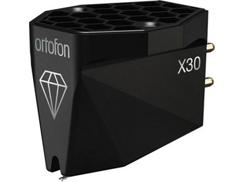 Fényes fekete műgyantából készült Ortofon MC X30 hangszedőcellát háromnegyedes előlátásban, facettázott testtel, mélyedésekkel ellátott felső résszel, ezüst gyémánt logóval és két aranyozott csatlakozótűvel