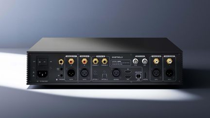 Černé kovové audio zařízení, zadní pohled, porty RCA a XLR, optický, koaxiální, HDMI ARC, USB, AES/EBU, externí hodiny, zásuvka IEC