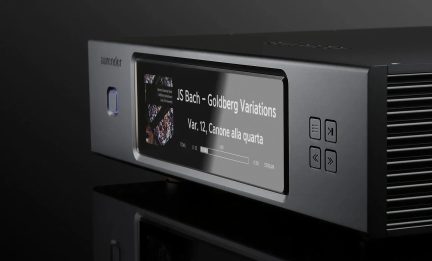 Lettore di rete audio Aurender grigio con schermo che mostra le Variazioni Goldberg di JS Bach e comandi frontali