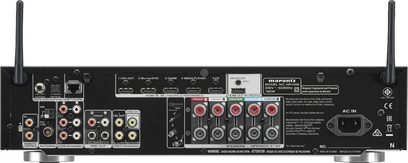 Marantz NR1508 Schwarz Heimkino-Verstärker, Rückansicht, Nahaufnahme zentriert, zahlreiche Audio-/Video-Anschlüsse