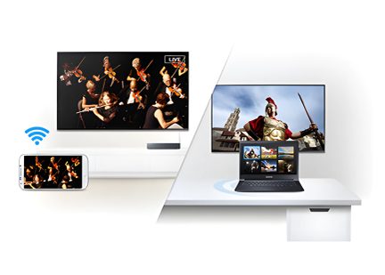Witte open laptop met een strijkersoptreden op het scherm en een externe monitor