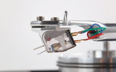 Знімок платинової фоно-комірки Rega Apheta 3, крупний план з боку, тонарм та кабелі червоного, зеленого та синього кольорів