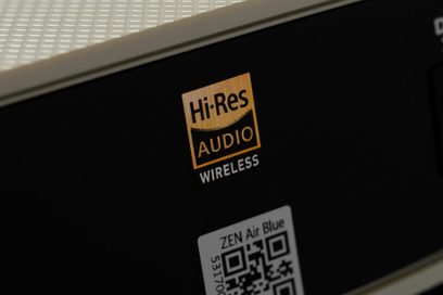 iFi Audio Zen Air Blue trådløs Hi-Res Audio-sender, frontvisning, logo og QR-kode på sort baggrund