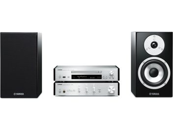 „Yamaha MCR-N870D" sidabrinės ir juodos laminuotos spalvos mini Hi-Fi sistema, sudaryta iš dviejų juodų garsiakalbių, sidabrinio stiprintuvo ir sidabrinio CD grotuvo