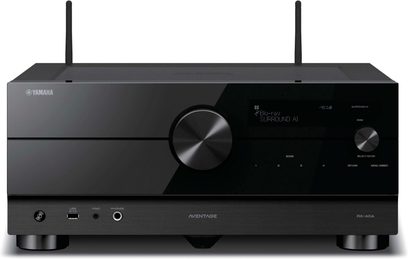 Yamaha RX-A6A fekete házimozi erősítő, elölnézet, kék "Blu-ray SURROUND AI" kijelzővel, gombokkal és csatlakozókkal