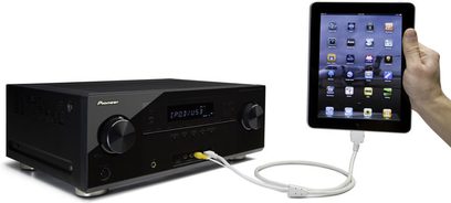 Pioneer VSX-921-K zwarte home cinema-versterker, vooraanzicht, aangesloten op een tablet met de bedieningsinterface