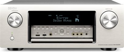 Amplituner kina domowego Denon AVR-X5200W w kolorze srebrnym, widok z przodu, wyświetlacz "Blu-ray Dolby Atmos", przyciski i złącza na panelu przednim
