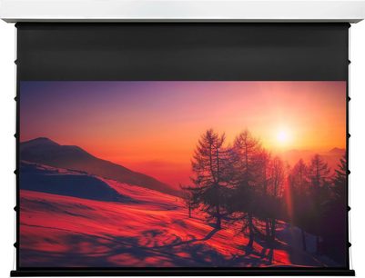 Motoriseret Lumene Coliseum Silent UHD 4K 240C projektionslærred rullet ud, snedækket landskab ved solnedgang