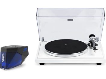 Bílý gramofon s průhledným krytem a modrou přenoskou Ortofon, pohled zepředu