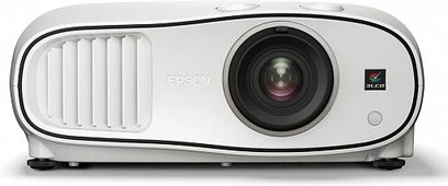 Epson EH-TW6700W hvid videoprojektor, set forfra, centreret linse, sidebeliggende ventilationsriste, kontrolpanel øverst