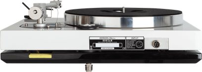 Lakovaný bílý gramofon Roksan Xerxes 20 Plus, pohled shora, raménko, talíř, ovládací prvky a konektory na zadní straně
