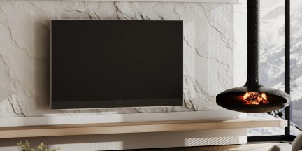 Televizor cu ecran plat negru fixat pe perete deasupra unei console din lemn deschis, lângă un șemineu suspendat negru