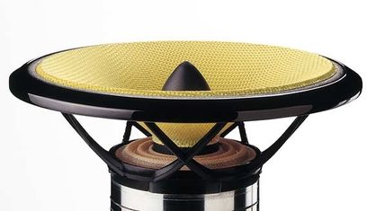 Bowers & Wilkins HTM61 center højttaler, synlige højttalerenheder bag gul gitterbeklædning, blankt sort kabinet, set forfra