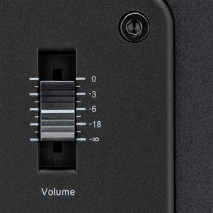 Manopola di regolazione del volume su un diffusore nero, graduata da -∞ a 0 con indicazioni -18, -8, -3 e 0