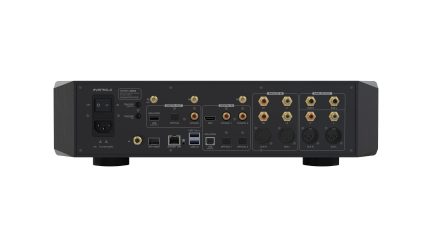 Tagantvaade heliseadmest, millel on RCA, XLR, USB, LAN, SFP kiud, koaksiaal- ja optilised pistikud, lüliti