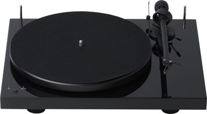 Pro-Ject Debut 3 Record Master DC sort pladespiller set ovenfra, lakeret pladetallerken og chassis, lige tonearm