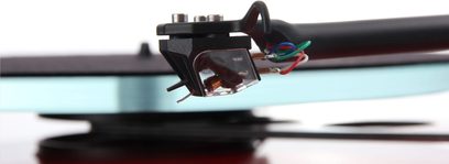 Rega Ania MC vinylpladespiller, nærbillede fra siden, hvor tonearmen og tilslutningskablerne er synlige