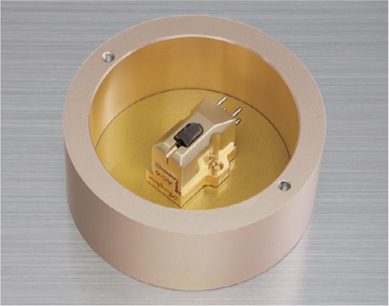 Bunka pre hi-fi gramofón Accuphase AC-6, pohľad zhora, zlaté kruhové puzdro, brúsený kovový povrch