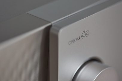 Marantz Cinema 60 -kotiteatterivahvistin, hopeinen, lähikuva logon ja mallin tekstistä etupaneelissa