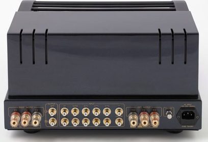 PrimaLuna DiaLogue Two sidabrinės spalvos stereo hi-fi stiprintuvas, vaizdas iš priekio. Juoda korpuso dėžutė su sidabrine priekine dalimi, auksiniais rankenėlėmis ir lizdais