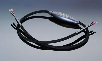Sort snoet lydkabel med forgyldte bananstik i enderne, set ovenfra på ensfarvet grå baggrund