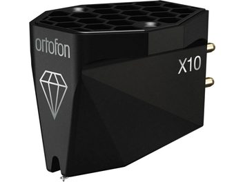 Fekete fém Ortofon MC X10 cella, prizmatikus tok méhsejt mintázattal a tetején, ezüst gyémánt logóval az elején, két arany csatlakozóval a hátulján, bal oldali háromnegyedes elől nézet