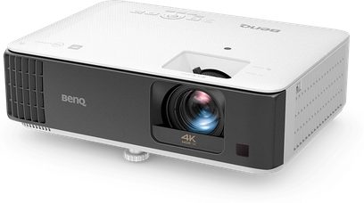 Benq TK700ST hvid videoprojektor, set forfra, linsen er forskudt til venstre, ventilationsgitteret til højre