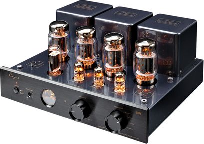 Stereo integrovaný lampový zosilňovač Cayin MT50 Plus KT88 čierny, lakované kovové šasi a predný panel z brúseného hliníka, pohľad z troch štvrtín spredu zobrazujúci šesť žiarivých elektrónok, tri kockové kryty transformátorov a dva veľké otočné gombíky