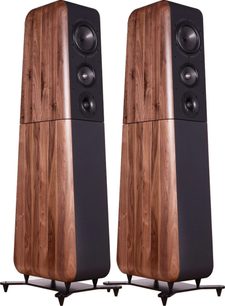 Par Chario Aviator Aria gulvhøjttalere i satinbrun valnød med mat sort frontpanel, set i trekvart vinkel med fire justerede højttalerenheder og sorte metalfødder med spikes