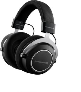 Bezdrátové sluchátko Beyerdynamic Amiron wireless, pohled z boku, černý polstrovaný náhlavní oblouk, kulaté černé náušníky, viditelný logo