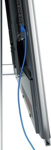 Blå kabel tilsluttet bagpå en sort og grå metallic Vogel's THIN 505 vægbeslag til TV, tæt profilvisning