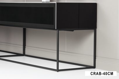 Sort TV-møbel med 2 skydedøre og 1 åben hylde i glas, sort metalramme, set forfra