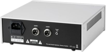 Externe voeding Pro-Ject Power Box DS2 AMP zilver, achteraanzicht met netstroomaansluiting, twee uitgangen 2x48V en trigger out