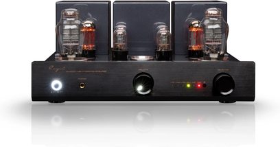 Cayin CS-300A integrerad stereorörförstärkare i svart borstat metall, sedd framifrån, rektangulär front med en stor bakgrundsbelyst volymratt i mitten, upplyst strömbrytare och hörlursuttag till vänster, gröna och röda indikatorlampor till höger, ovansidan prydd med flera glödande cylindriska rör