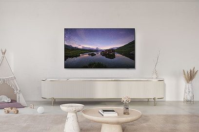 Televizor Samsung TQ50QN90D 2024 zobrazující noční krajinu s jezerem odrážejícím hvězdnou oblohu a hory