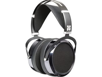 Cuffie Hifiman HE6se, trasduttori larghi e griglie metalliche, archetto e padiglioni neri e argentati, vista di tre quarti frontale sinistra