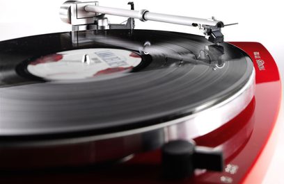 Platine vinyles Thorens TD 209 rouge laqué, vue rapprochée du bras de lecture et du plateau, finition rouge brillant