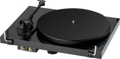 Hi-fi vinylspelare Triangle Lunar 3 svart, sedd från vinkel, svart cirkulär tallrik, tonarm till vänster, anslutningar på baksidan