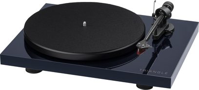 Gramofon hi-fi Triangle Lunar 3 niebieski, widok z trzech czwartych, czarny talerz, srebrne ramię odczytujące, niebieska podstawa