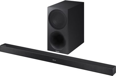 Černý soundbar Samsung HW-M450 s odděleným subwooferem, pohled zepředu a z profilu na bílém pozadí