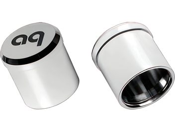 Tappi antirumore XLR Audioquest cilindrici in metallo cromato, logo aq nero, vista della coppia