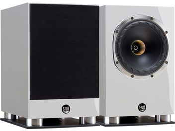Fyne Audio F500SP fehér lakkozott állványos hangfal, elölnézet és oldalnézet, aranyszínű magassugárzó, fekete hangszóró