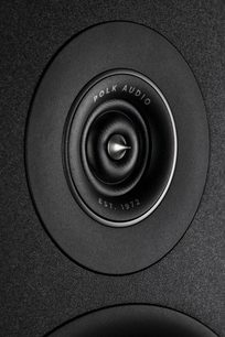 Fronten af den sorte Polk Audio R700 højttaler, der viser diskanten og logoet "POLK AUDIO EST. 1972" på den sorte, teksturerede gitterbeklædning