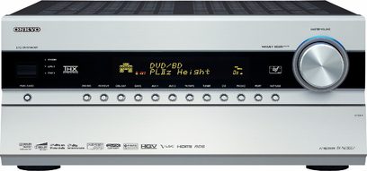 Onkyo TX-NR3007 sølvfarvet hjemmebiograf-forstærker, set forfra, blå display "DVD+BD Plus height", knapper og drejeknap på frontpanelet